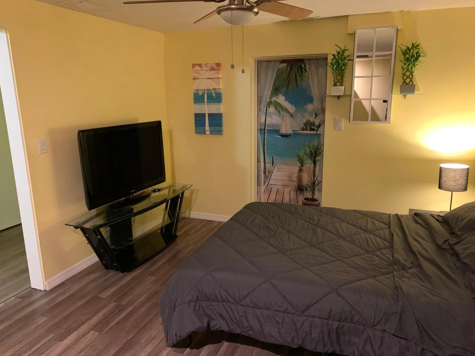Private With Private Bathroom Entrance Porch And Driveway * Pinellas Park